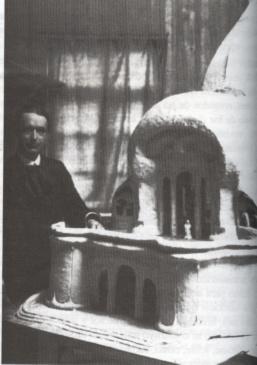 Rudolf Steiner con un modelo del primer Gotheanum en 1914